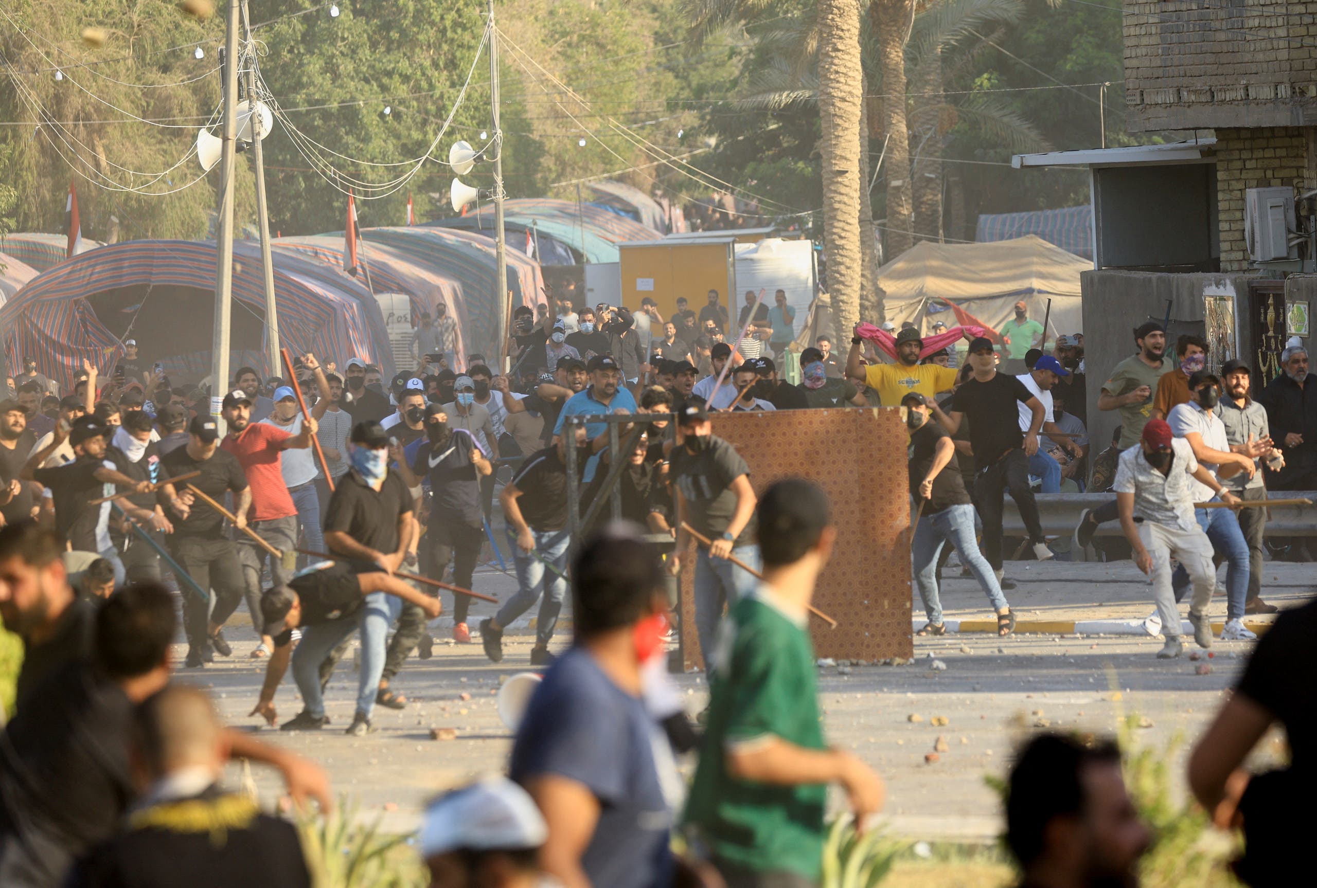 أنصار الصدر في المنطقة الخضراء في بغداد - رويترز