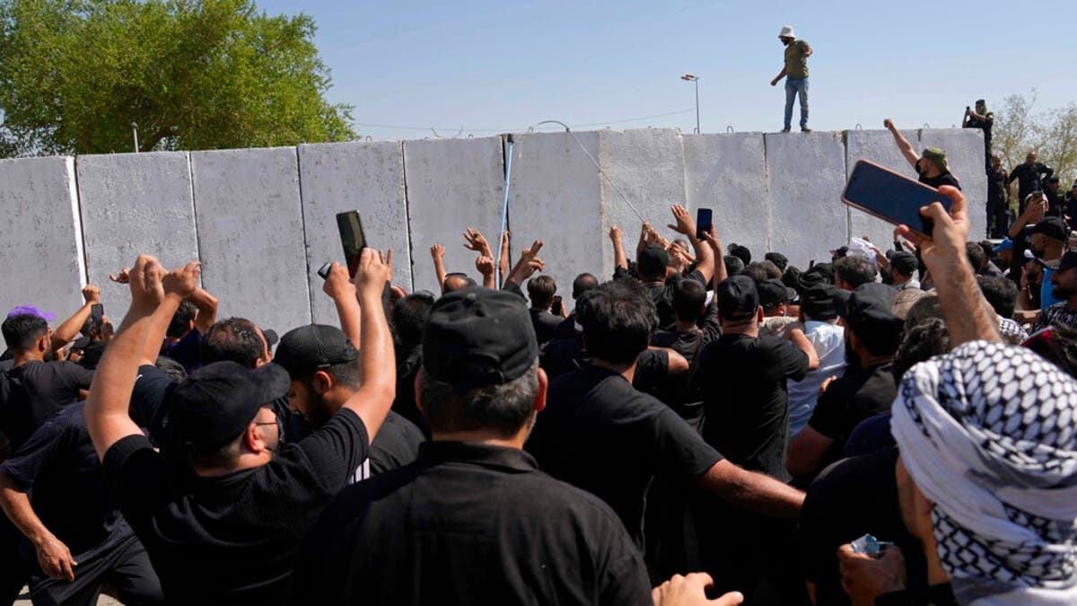 الكاظمي للصدر: ساعدنا في سحب المتظاهرين من مؤسسات الدولة