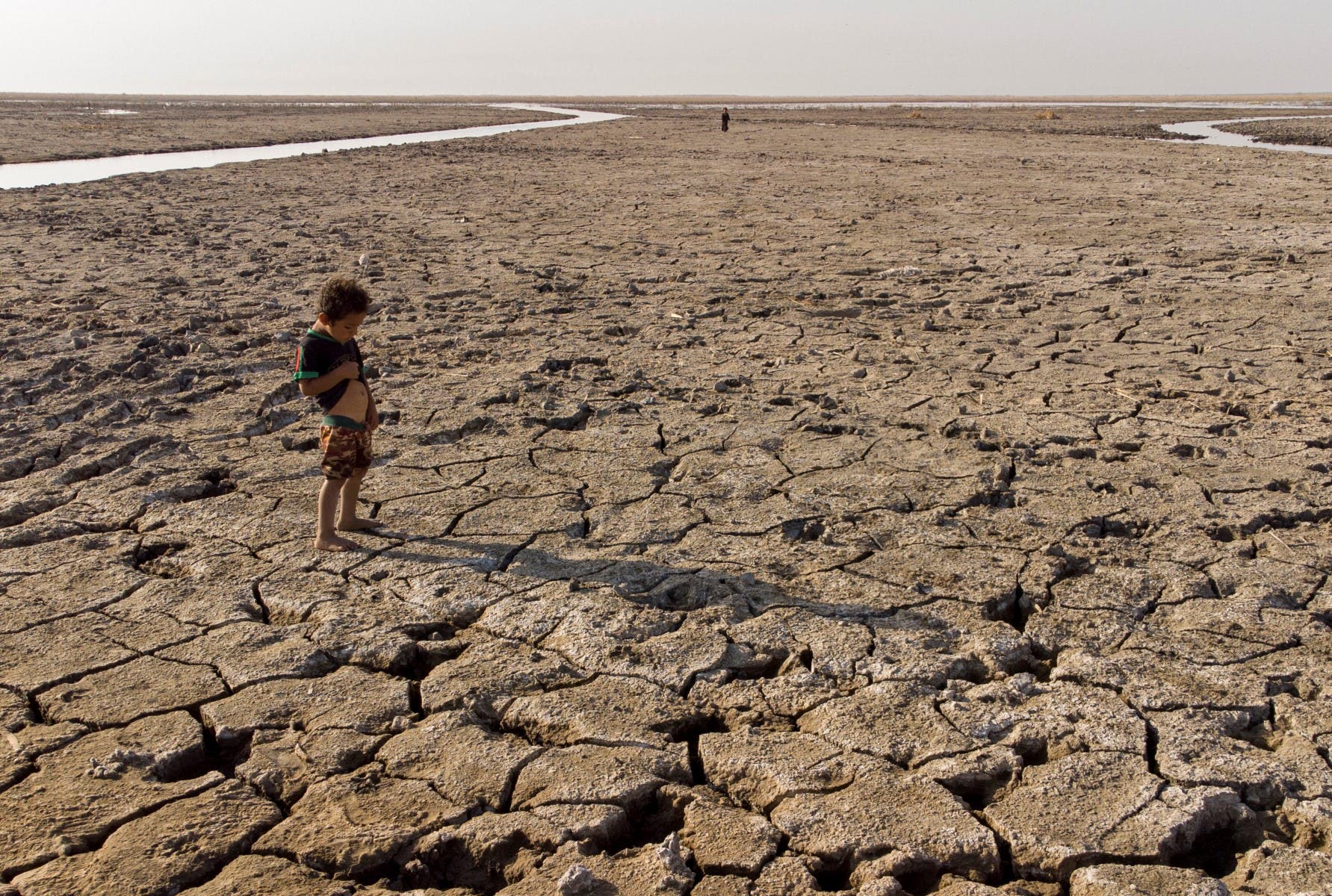 صورة صادمة للجفاف والتصحر في العراق (فرانس برس)