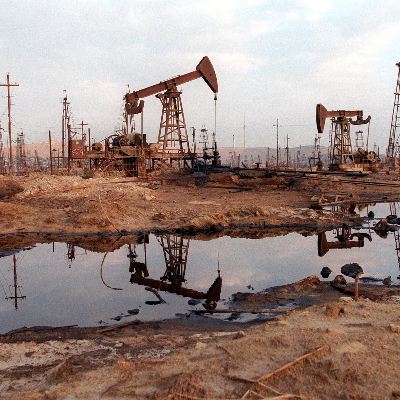 أسعار النفط تعمق  خسائرها وخام برنت يهبط 3% لـ92.6 دولار