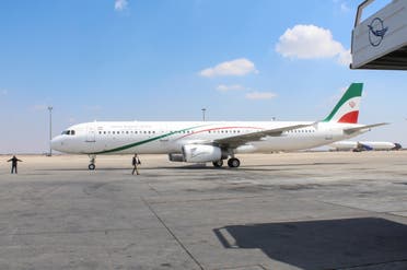 طائرة إيرانية في مطار دمشق (رويترز)