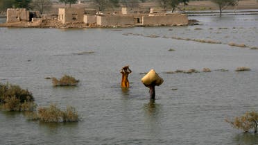Flood victims carry their belongings on their heads as they evacuate from the village surrounding Manchar Lake where flood waters have increased water levels, in Dadu, some 305 km (190 miles) from Karachi, in Pakistan's Sindh province September 15, 2010. (File photo: Reuters)