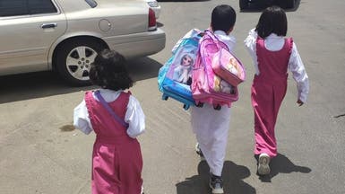 ابن التسع سنوات يحمل 3 حقائب.. صورة خطفت قلوب السعوديين