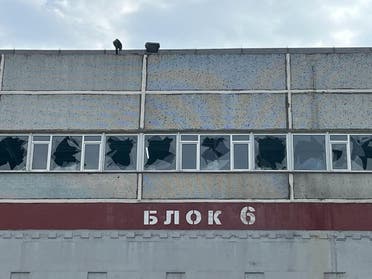 صورة تظهر نوافذ مكسورة في أحد مباني محطة الطاقة النووية زابوريجيا - 2 سبتمبر 2022 من رويترز