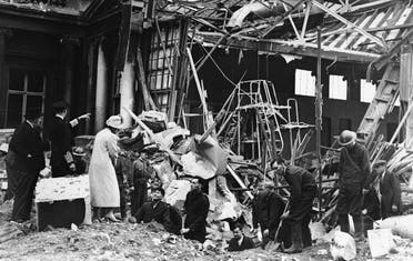 الملكة إليزابيث تتحدث مع عمال الإغاثة بعد قصف نازي على قصر باكينغهام في 1940