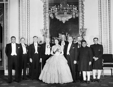 الملكة إليزابيث مع مسؤولين من دول الكومنولث في صورة تعود لعام 1952