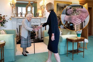 В прошлый вторник пятно появилось на ее правой руке, когда она принимала нового премьер-министра Великобритании.