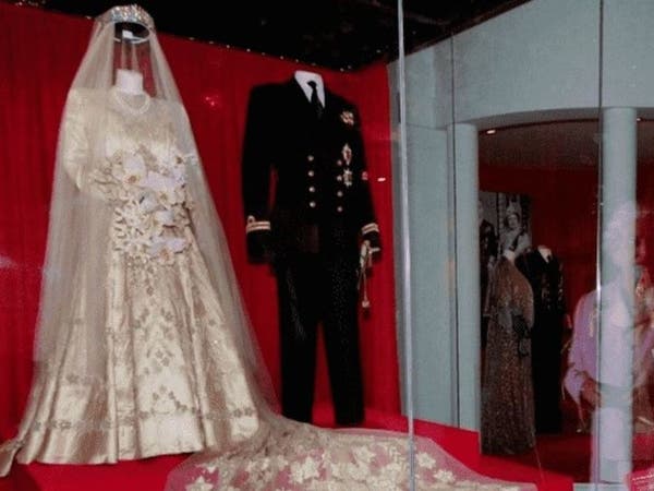 نقش سوري حاولوا سرقته.. 5 حقائق عن ثوب زفاف ملكة بريطانيا