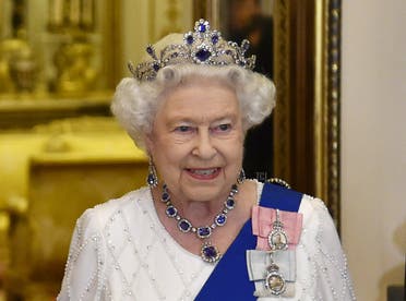 الملكة تتزين بتاج الملك جورج السادس