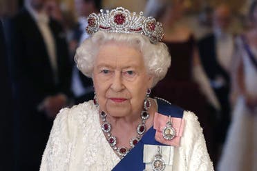 الملكة تتزين بتاج الياقوت المهدى إليها من شعب بورما