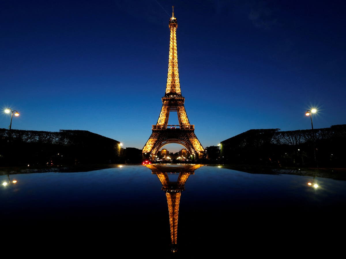 Eiffel Tower evacuated after bomb threat: Report | Al Arabiya English