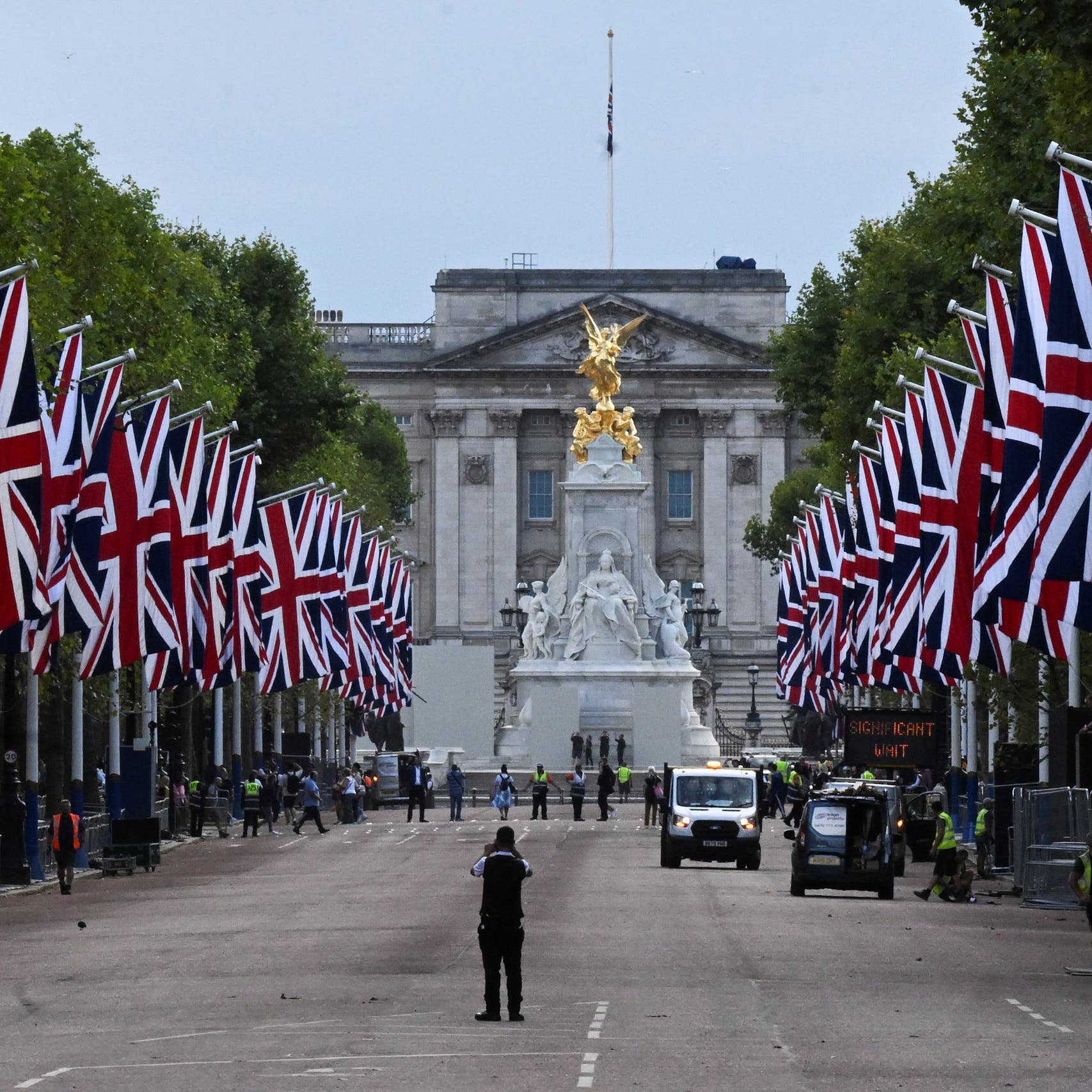 Queues to say goodbye to the Queen are pouring out.. this is what London asked of people