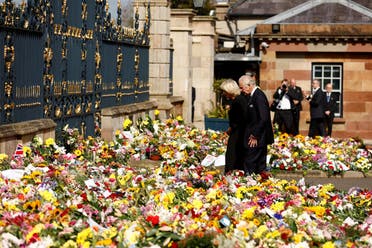 الملك تشارلز وكاميلا يمران بين الورود التي تركها سكان من أيرلندا الشمالية أمام مقر حكومي للتعبير عن حزنهم لوفاة الملكة إليزابيث