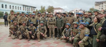 الصورة التي نشرها زيلينسكي مع الجنود الأوكرانيين