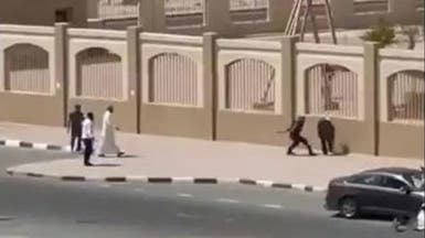 فيديو يغضب الكويتيين.. رجل يعتدي بوحشية على امرأة بالشارع