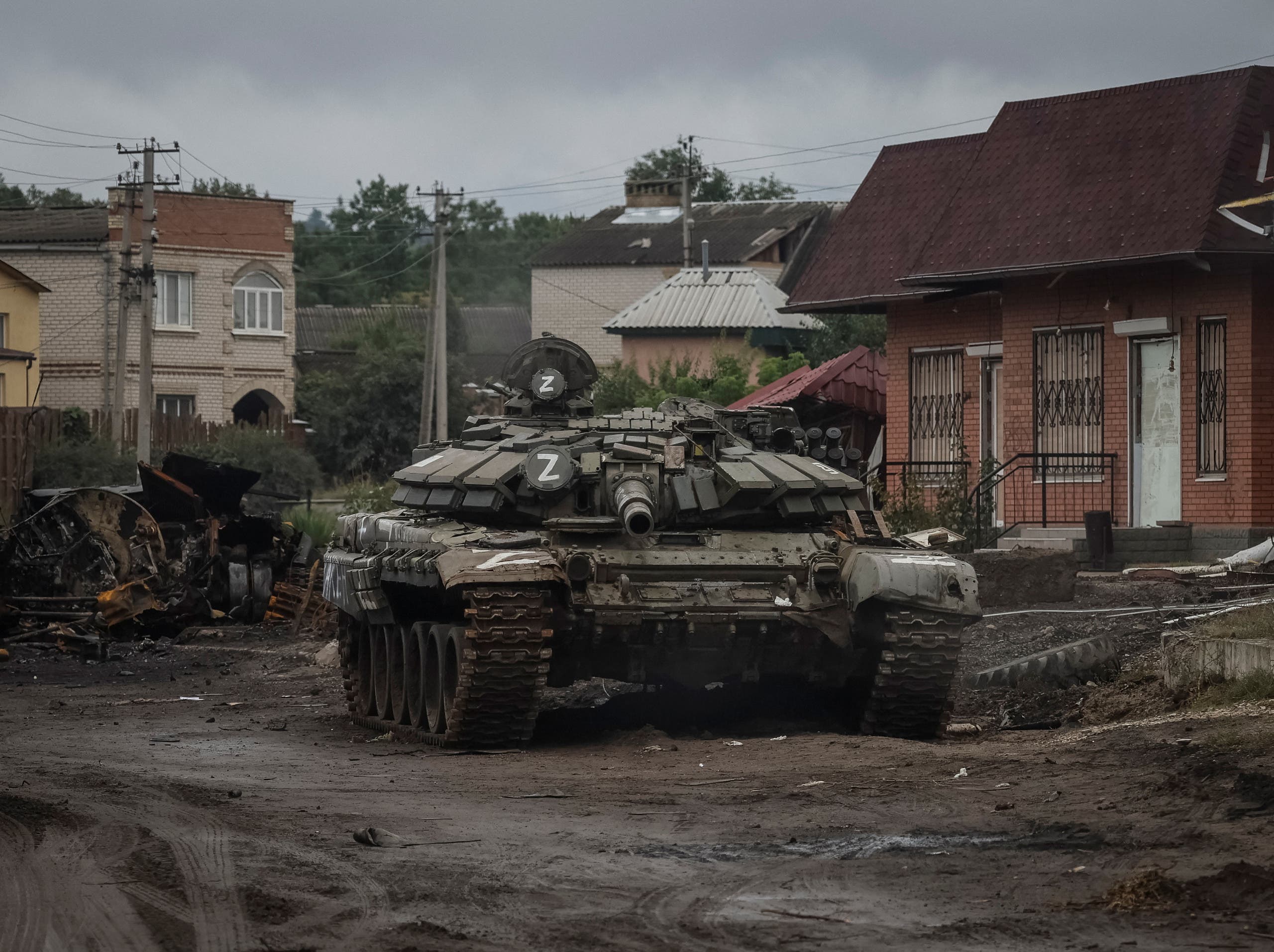 دبابة روسية في خاركيف (رويترز)