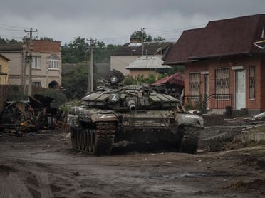 دبابة روسية مدمرة في خاركيف (رويترز)