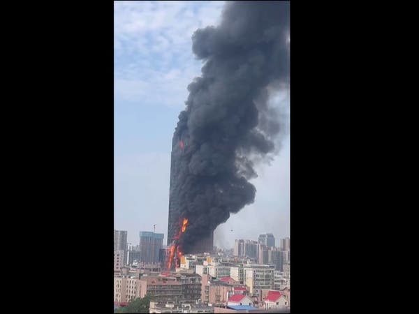 شاهد.. حريق كبير يلتهم ناطحة سحاب وسط الصين