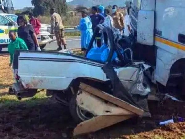 شاهد شاحنة تحطم سيارة بجنوب أفريقيا وتقتل 21 بينهم 19 طفلاً