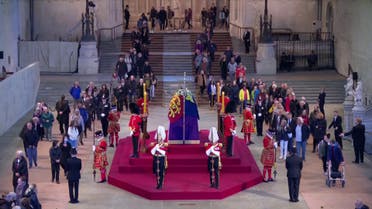 حشود تتقاطر لوداع الملكة إليزابيث الثانية في لندن 
