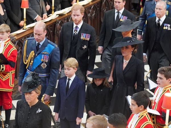 الأميران جورج وشارلوت يسيران خلف نعش الملكة اليزابيث