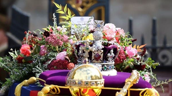 He made his way onto the coffin … an unwanted guest at Queen Elizabeth’s funeral!