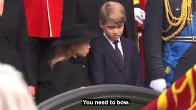 شاهد الأميرة شارلوت تهمس لأخيها وتعلمه كيف يتصرف أثناء الجنازة 
