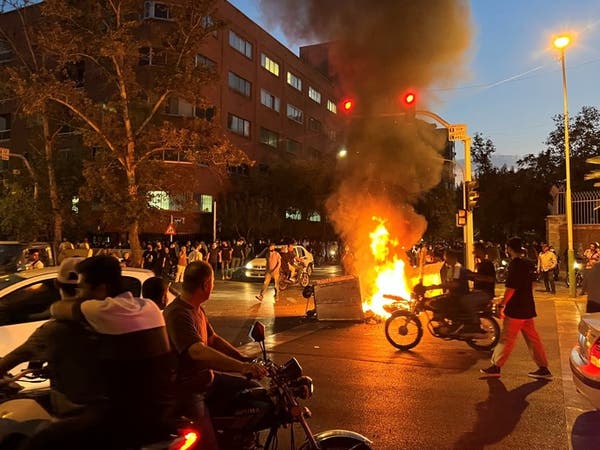 احتجاجات ليلية في طهران.. وإصابة 35 متظاهراً غرب البلاد