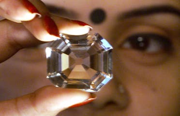 An Indian woman displays a replica of famous diamond Kohinoor, during a diamond exhibition of world 100 famous diamond, in the eastern Indian city of Calcutta on January 29, 2002. (Reuters)