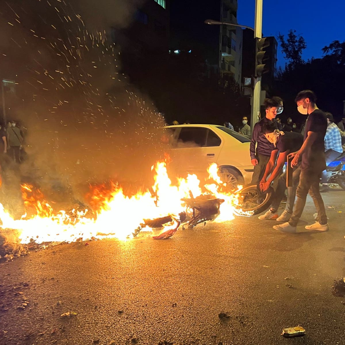 قتلى بتظاهرات إيران.. ومحتجون يحرقون سيارات شرطة