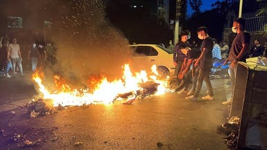 قتلى بتظاهرات إيران.. ومحتجون يحرقون سيارات شرطة