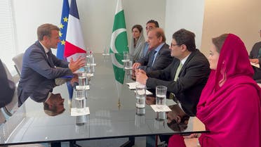 عمانویل مکیروں اور پاکستانی وزیر اعظم کے درمیان ملاقات: تصویر بشکریہ پی آئی ڈی
