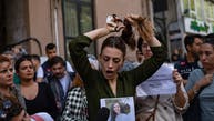 طهران.. أصابوا فتاة برصاصة مباشرة لأنها صورت المظاهرات