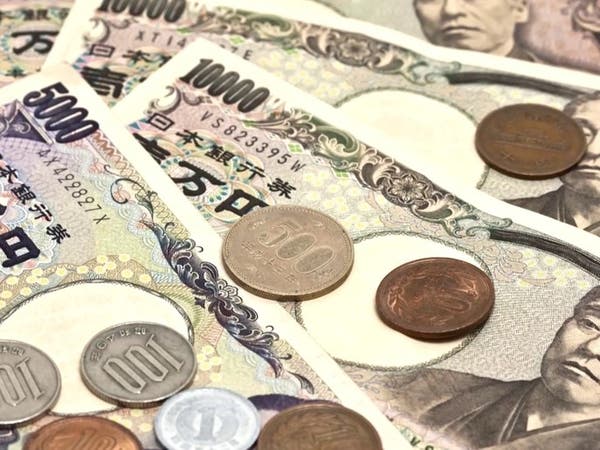 المركزي الياباني يتدخل في سوق الصرف لمنع تراجع الين لأول مرة منذ 1998 