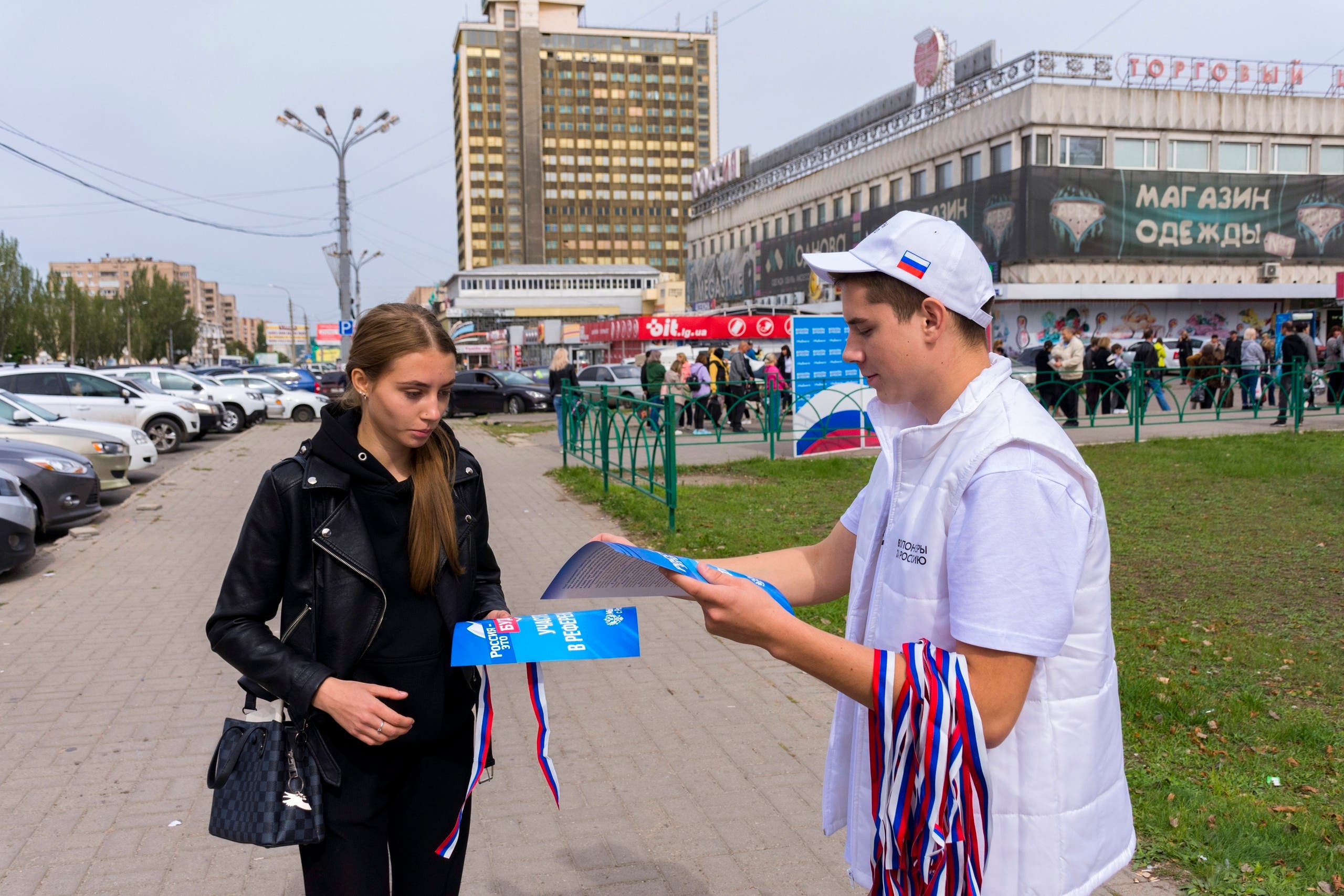 توزيع مناشير قبل الاستفتاء في لوهانسك