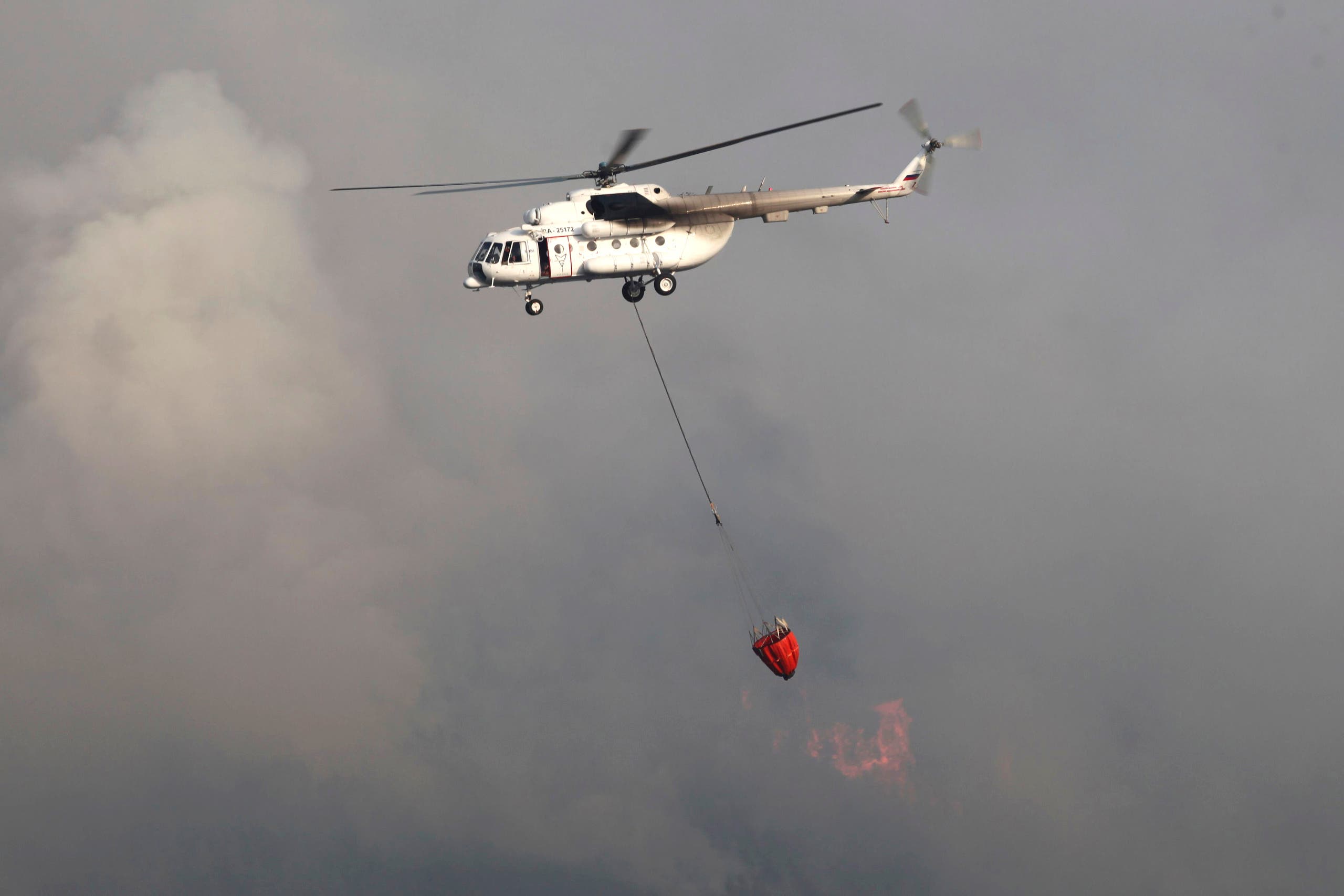مروحية تحاول إخماد حريق سابق في تركيا في يونيو الماضي (أرشيفية)