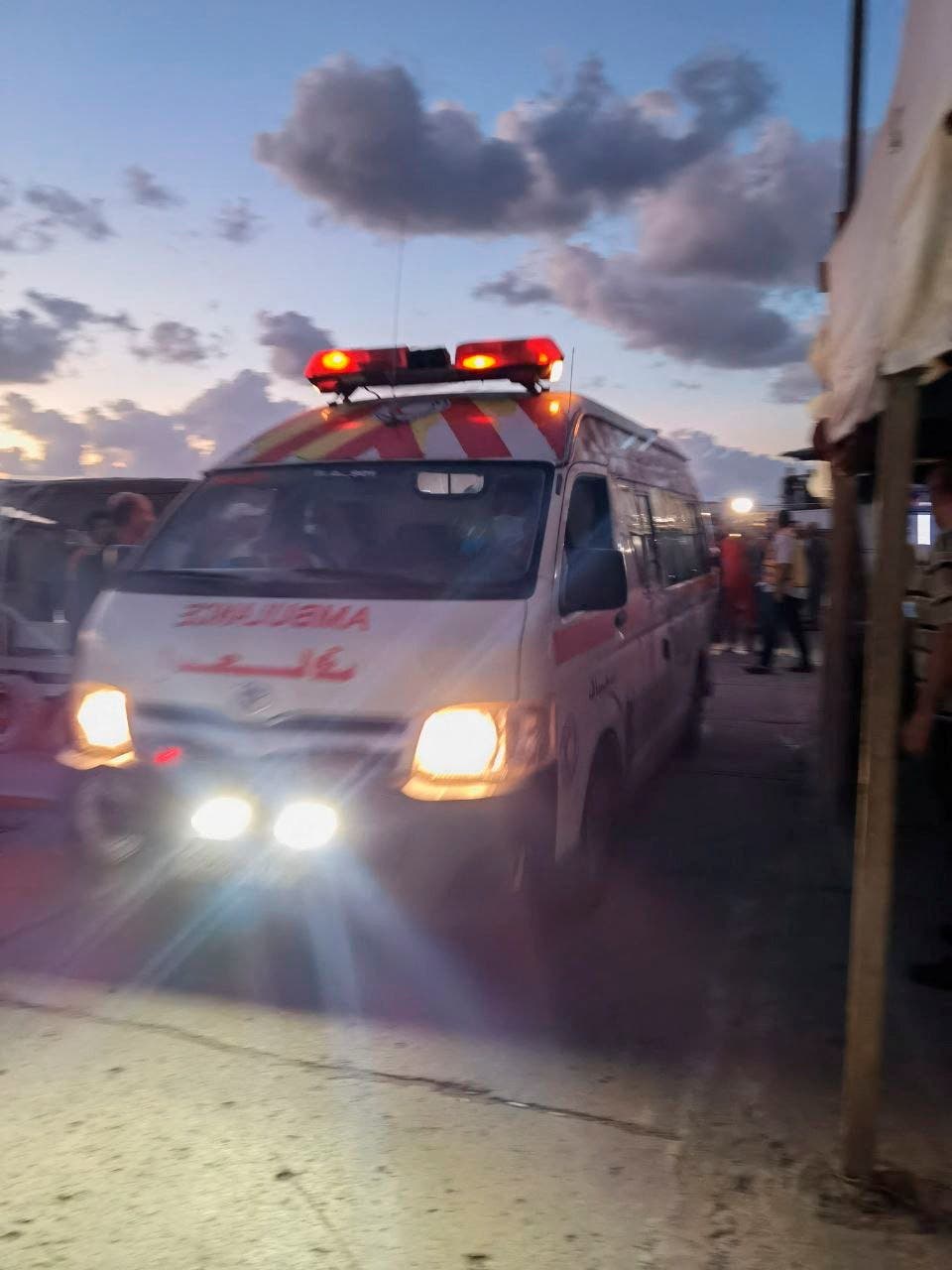 سيارات إسعاف في ميناء طرطوس استعداداً لنقل الناجين الذين يتم انتشالهم من البحر إلى المستشفى