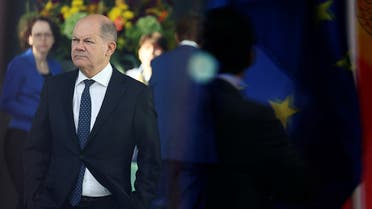 German Chancellor Olaf Scholz stands to welcome Moldovan President Maia Sandu in the courtyard of the chancellery in Berlin, Germany, September 23, 2022. REUTERS/Christian Mang REFILE-QUALITY REPEAT