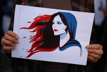 صور الشابة الإيرانية مهسا أميني (رويترز)