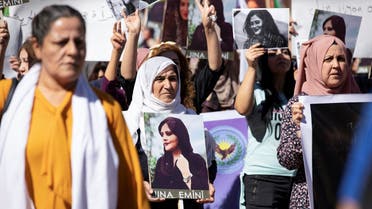  رويترزنساء يتظاهرن احتجاجا على وفاة الإيرانية مهسا أميني في القامشلي بشمال سوريا يوم الاثنين