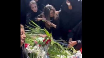 ایرانی خاتون نے احتجاجاً مظاہروں میں مارے گئے بھائی کی قبر پر بال کٹوا دئیے