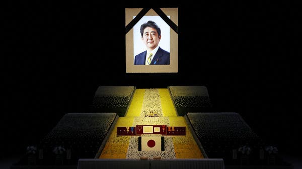 بالورود وإطلاق القذائف.. اليابان تودع شينزو آبي في جنازة رسمية - العربية
