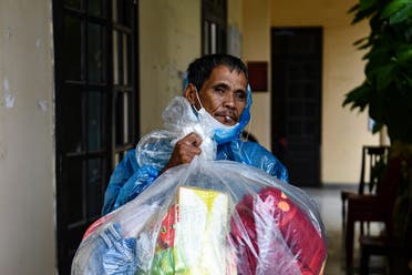 A resident carries his belongings to be evacuated to a public building before typhoon Noru slams Vietnam, in Hoi An, Quang Nam province, on September 27, 2022. (AFP)