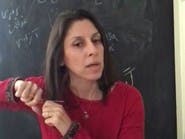 تنديداً بمقتل مهسا.. فيديو لناشطة إيرانية تقص شعرها
