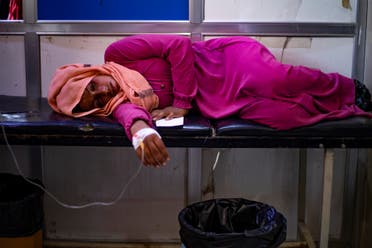 امرأة مصابة بالكوليرا تتلقى العلاج في مستشفى بمحافظة دير الزور (أرشيفية من فرانس برس)