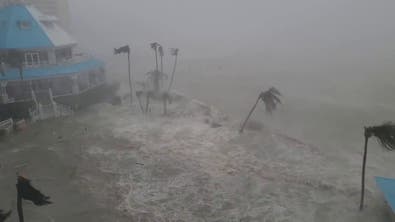 حاكم فلوريدا: أشعر بالصدمة بسبب الإعصار 