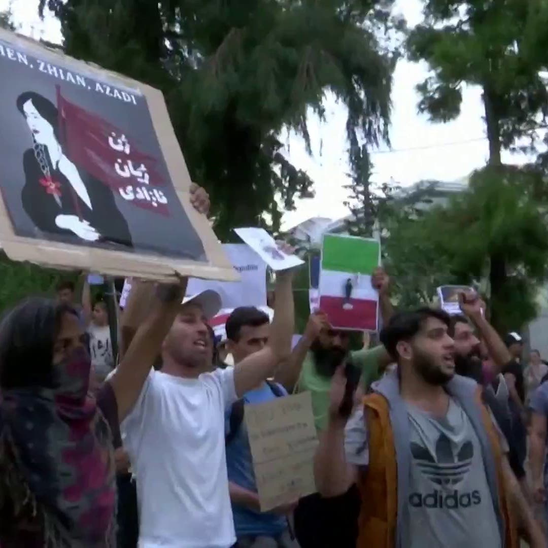 مشاهد للأمن الإيراني يطلق النار على المحتجين بجامعة أصفهان