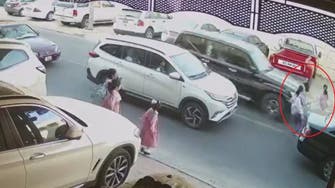 کویت:بچی اسکول کے باہرگاڑی کی ٹکر سےمعجزانہ طورپرمحفوظ:ویڈیو