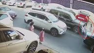 فيديو مرعب.. طفلة تنجو من دهس محتم أمام مدرسة بالكويت
