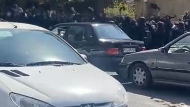 كرج غرب طهران.. تلميذات يهتفن: بالمدفع، الدبابة، المفرقعات، فليرحل الملالي